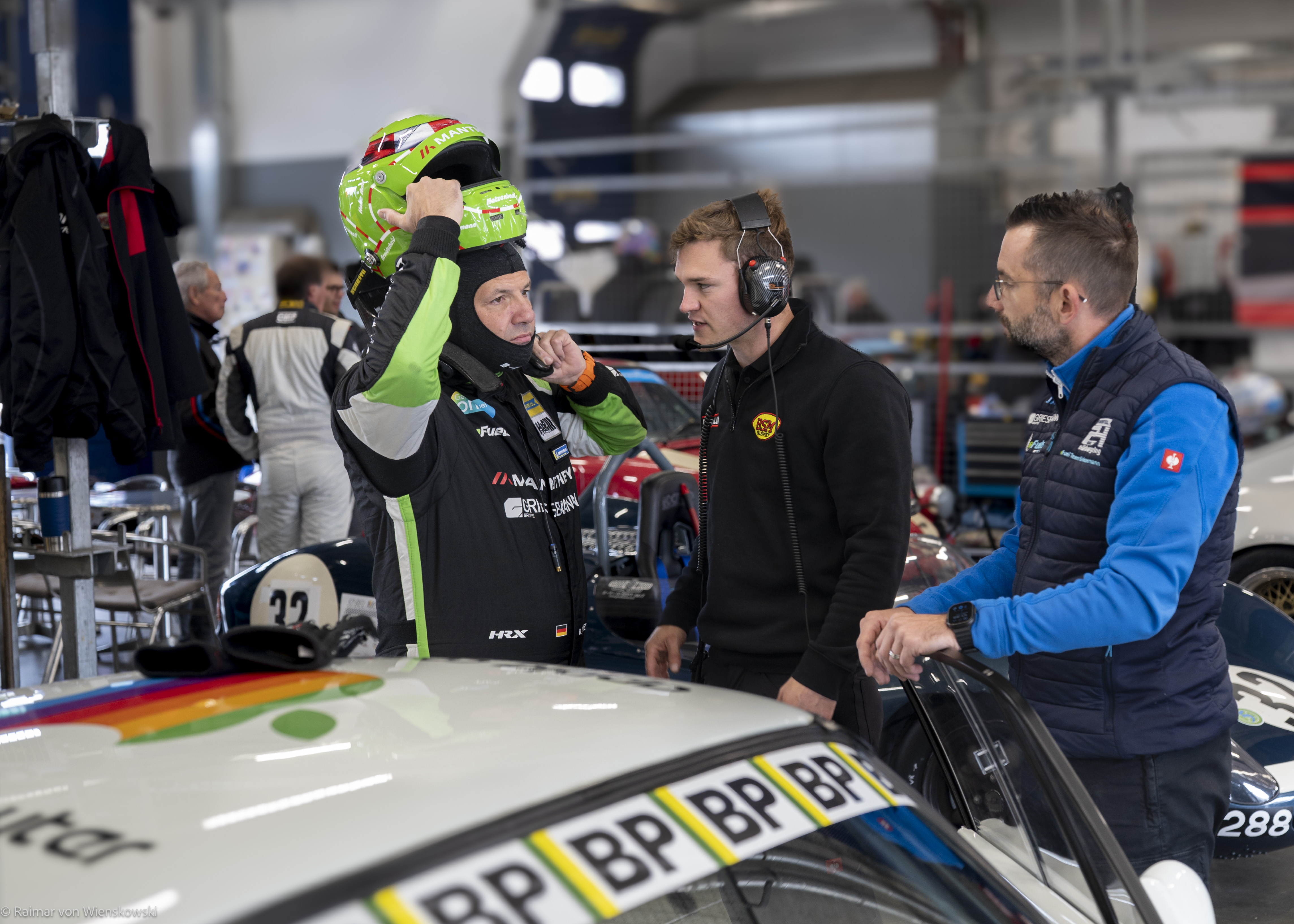 Boxengasse Fahrer und Team besprechen sich