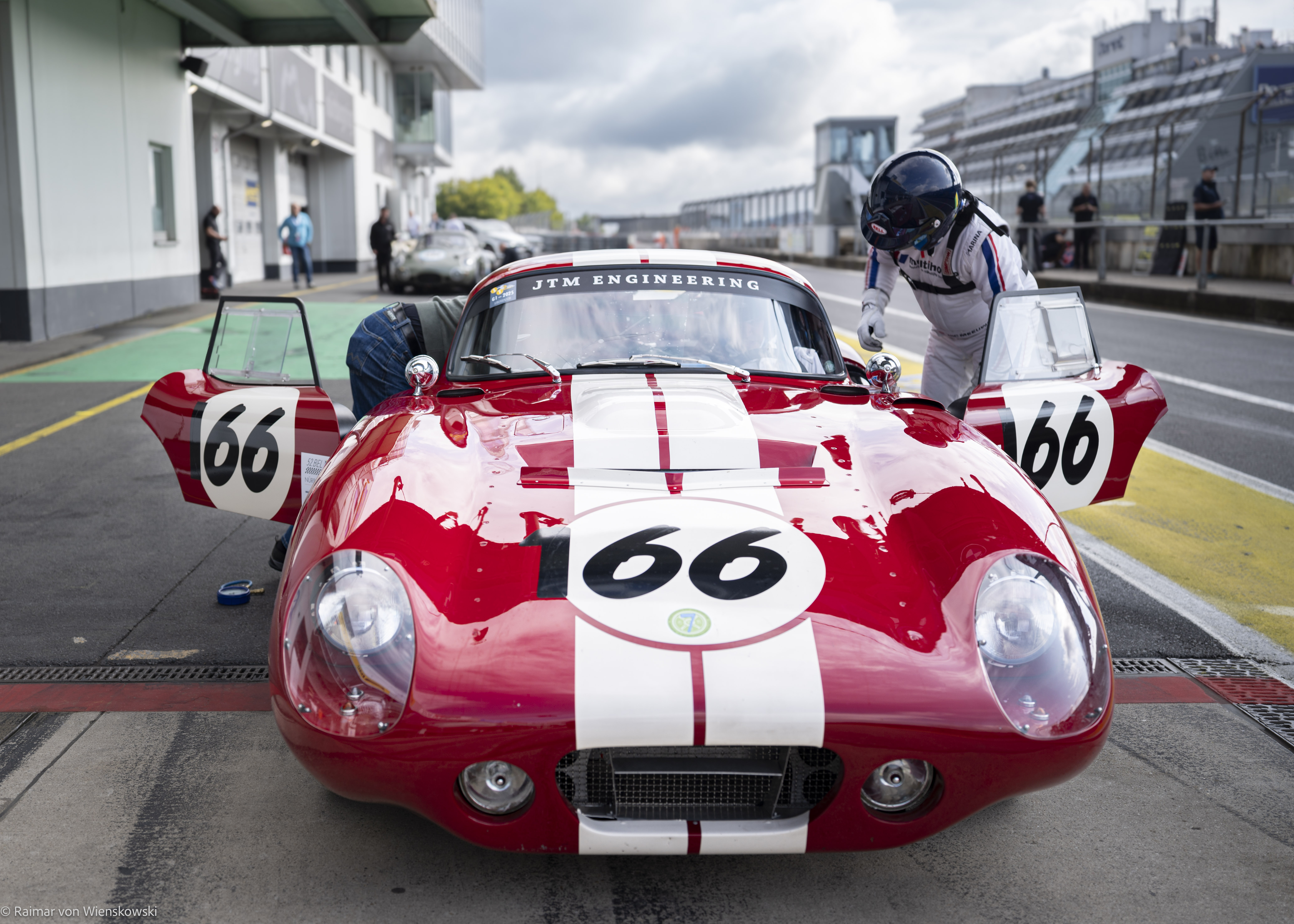 Nahaufnahme roter Oldtimer mit der Nummer 166